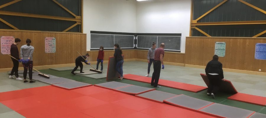 Viele Helfer bei Mattenreinigung im JKHE Dojo Viele Helfer bei Mattenreinigung im JKHE Dojo